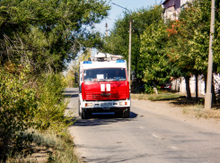 В Камышине вспыхнули хозпостройка и корпус автомобиля вчера, 3 сентября
