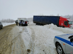 Под Камышином фура в лобовую столкнулась с «Газелью»