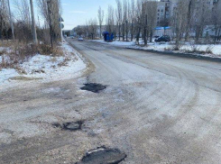 В Камышине «Благоустройство» взялось за зимние «латки» на дорогах