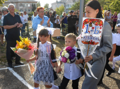 В школе №8 Камышина нарядных первоклассников проводили на первый урок аплодисментами