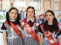 Для выпускников камышинских школ, а виновников торжества в этом году рекордно мало, сегодня звенит последний звонок