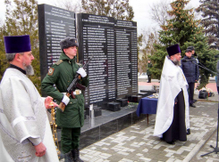 Меньше, чем через год, в Камышине к скорбному мемориалу в память о камышанах, погибших в СВО, пришлось добавлять еще одну стелу с именами героев
