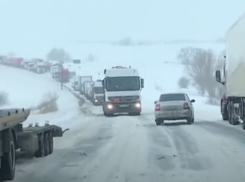 Фуры из гигантской пробки втащили на подъем трассы в Камышинском районе