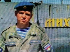 «Ты, наш защитник, отдал самое ценное»: в глубинке Волгоградской области похоронили 23-летнего десантника Станислава Роспономарева, героя СВО