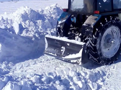 В Камышинском районе, в глубинке селяне на собственных тракторах помогают чистить заснеженные дороги