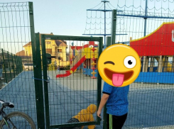 Родители помогают детям брать штурмом закрытый игровой городок «Фрегат» в Камышине