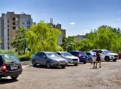 Тротуар в 3-м микрорайоне Камышина, которого нет, дождался своего «звездного часа»