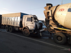 На федеральной трассе столкнулись два большегруза, водитель КАМАЗа попал на операционный стол