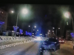 В Камышине сняли на видео, как «Гранту» на улице Ленина опасно «крутануло» (ВИДЕО)