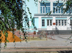 В Камышине затянулись земляные работы у нового плоскостного фонтана на улице Пролетарской