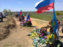 На повороте огородили досками насыпь у могил с российскими флагами, вот и все благоустройство: как же так? - камышанин