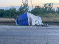 На московской трассе от «ГАЗа» оторвался прицеп и сбил велосипедиста, но все обошлось
