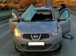 Ледовый «булыжник» с фуры проломил крышу легковушке и голову водителю в Волгограде