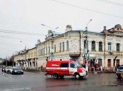 В Камышине на улице Рязано-Уральской среди бела дня тушили вспыхнувший автомобиль