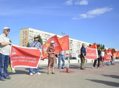 В Волжском водители и горожане провели санкционированную акцию «Не забудем, не простим эти цены на бензин!»