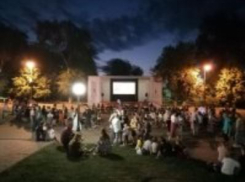 Администрация Камышина развлекает горожан в летнем кинотеатре