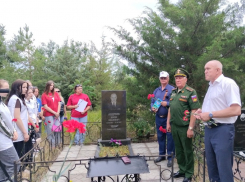 В Камышине в открытом доступе появился снимок встречи у могилы бывшего директора ХБК, на переднем плане - спикер гордумы Владимир Пономарев