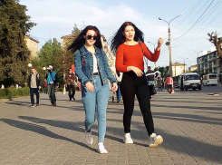 В первый день прогулок, разрешенных после карантина, камышане заполонили улицу Ленина безо всяких дистанций