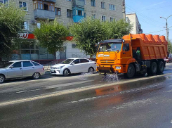 В Камышине поливальные машины муниципальное «Благоустройство» решило выпускать и в полночь, и в полдень