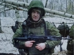 В городе Петров Вал Камышинского района проводят в последний путь 43-летнего бойца СВО Виталия Семенченко - брата главы городского поселения