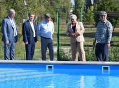 В Камышине к приезду высокопоставленной делегации от сияния плитки на поликлинике и в бассейне лагеря «Солнечный» впору было зажмуривать глаза