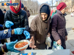 В Волгограде нищие горожане приходят за бесплатной тарелкой супа к волонтерам «Доброй ложки», в Камышине хотят перенять почин