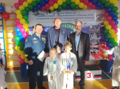 Спикер Камышинской городской думы Владимир Пономарев сходил сфотографироваться на детский турнир