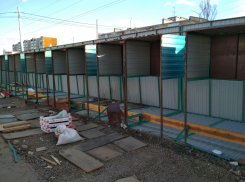 В Камышине шквалистый ветер перевернул прилавки сельхозрынка на третьем городке