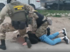 В ФСБ сняли на видео задержание торговцев оружием в Волгоградской области (ВИДЕО)