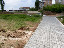 Строители продолжают работы на камышинской набережной, горожане переживают за деревья