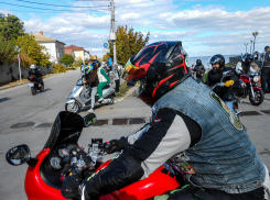 В Камышине байкеры завершили сезон эффектным проездом по центральным улицам