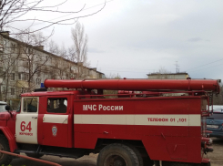 В Камышине на улице Терешковой пожарные спасли человека из загоревшейся квартиры, и 10 человек пришлось эвакуировать