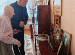 Камышинский спикер Владимир Пономарев пришел в гости к ветерану и сфотографировался с ним у его фотогалереи