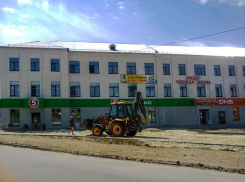 После паузы подрядчики вернулись к благоустройству площадки у нового ТЦ а начале улицы Ленина в Камышине