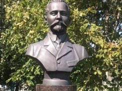 В Камышине на аллее знаменитых земляков открыли два новых бюста