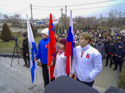 Камышане пришли на Братские захоронения возложить цветы в День неизвестного солдата, спикер Владимир Пономарев читал стихи (ВИДЕО)