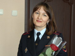 Розы женщинам в погонах! - в Камышине коллеги-мужчины поздравляют дам-сослуживцев