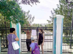 Из-за клещей администрация центрального парка Камышина  оставила отдыхающих горожан перед закрытыми воротами