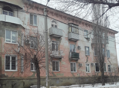В Камышине на улице Мира сосульки едва не упали на голову школьникам