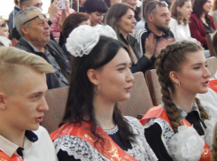 Перед «Последними звонками» в Камышине полицейские обследуют школы на опасные предметы