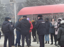 В «женском» Камышине главными манифестантами на протестной акции 31 января оказались девушки