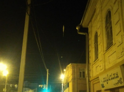 Камышане выложили в соцсетях фотопредупреждение об увесистой сосульке на проводах над головами прохожих