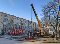 В Камышине на Аллее Любви по улице Терешковой демонтируют неудачные «сердца»