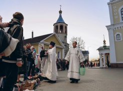 Ранним пасхальным утром в Никольском кафедральном соборе Камышина прошло освящение куличей