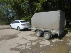 В салоне автомобиля нашли двух мертвецов - деньги и банковские карты были при них