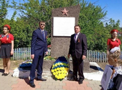 В сельском поселении Волгоградской области глава случайно возложил к мемориалу венок не того «политического цвета»