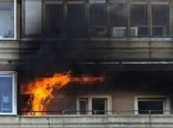 В Камышине на улице Спортивной вспыхнул балкон трехкомнатной квартиры