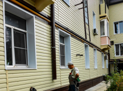 В Камышине на стоящем под капремонтом доме по улице Титова монтируют водосточные трубы