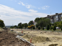 Власти Камышина обещают в процессе реконструкции улицы Терешковой предусмотреть вместительную парковку у центральной городской больницы