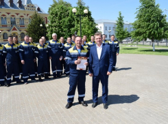 Глава Камышина Станислав Зинченко приехал на набережную поздравить «именинников» - городской отряд спасателей